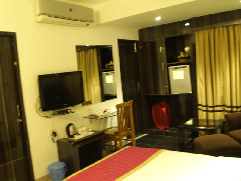 Hotel Sri Nanak Continental Делхи Екстериор снимка