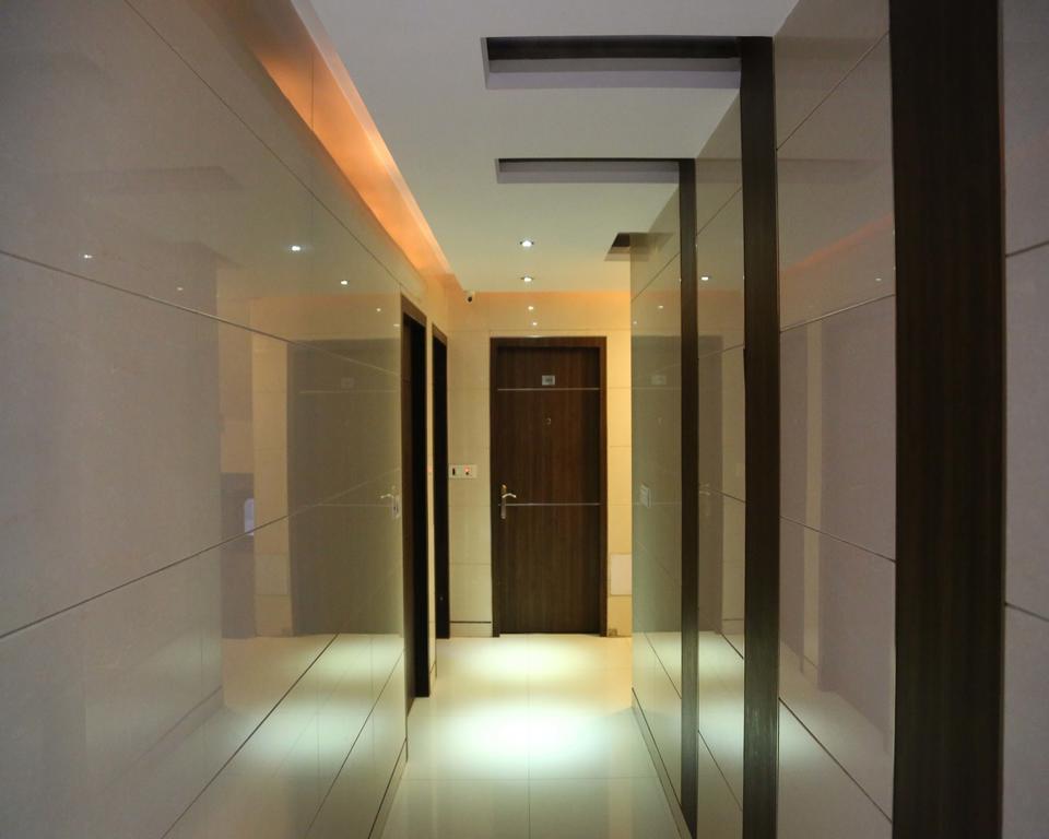 Hotel Sri Nanak Continental Делхи Екстериор снимка