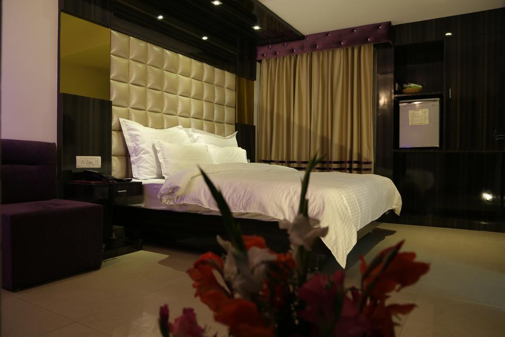 Hotel Sri Nanak Continental Делхи Екстериор снимка