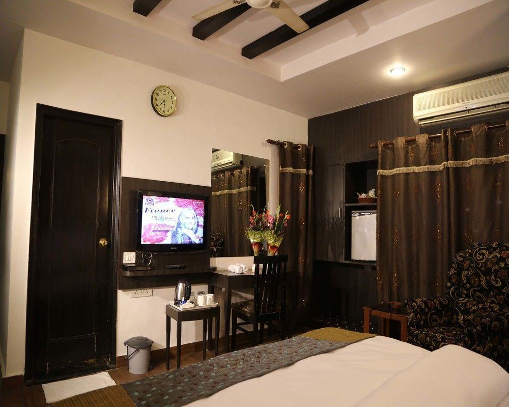 Hotel Sri Nanak Continental Делхи Екстериор снимка