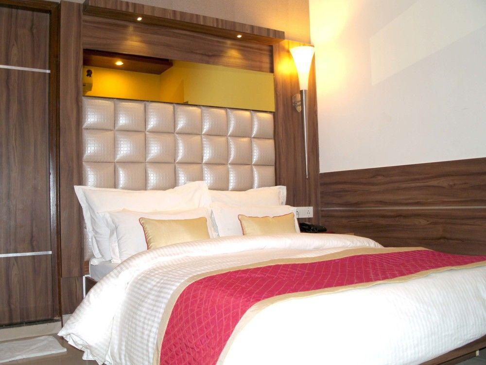 Hotel Sri Nanak Continental Делхи Екстериор снимка