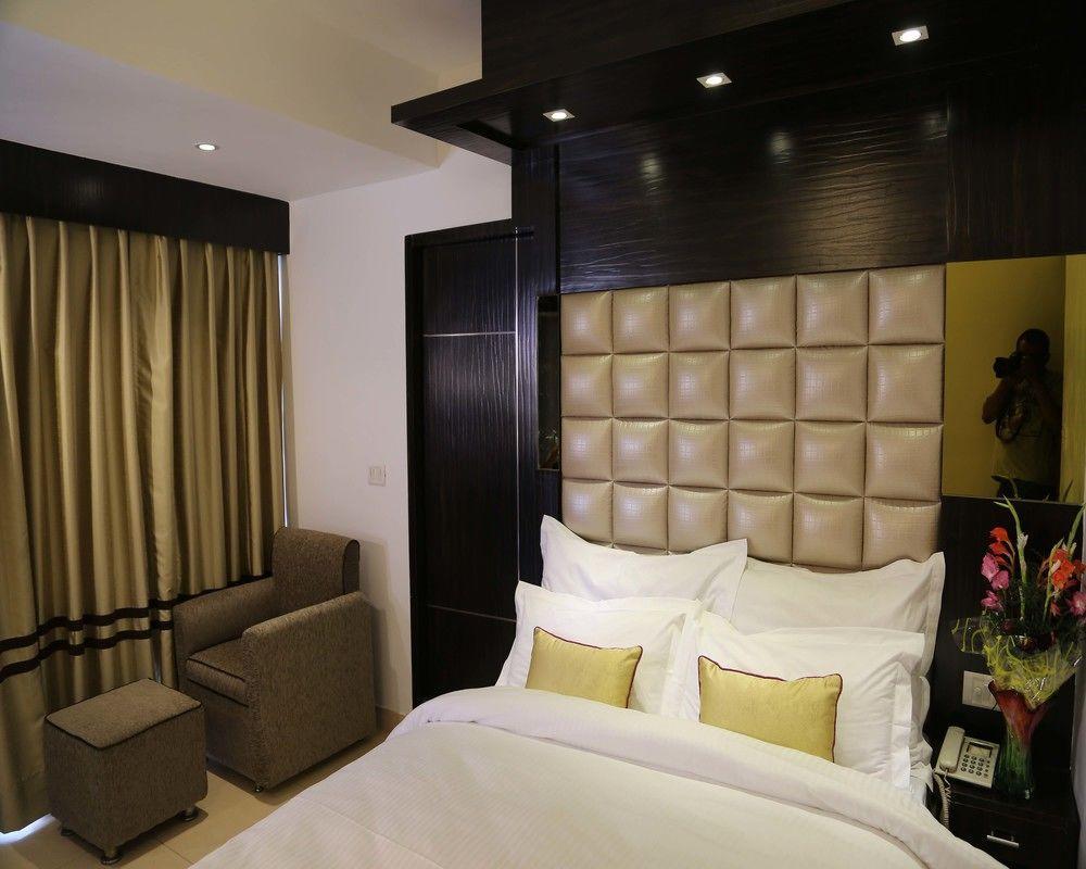 Hotel Sri Nanak Continental Делхи Екстериор снимка