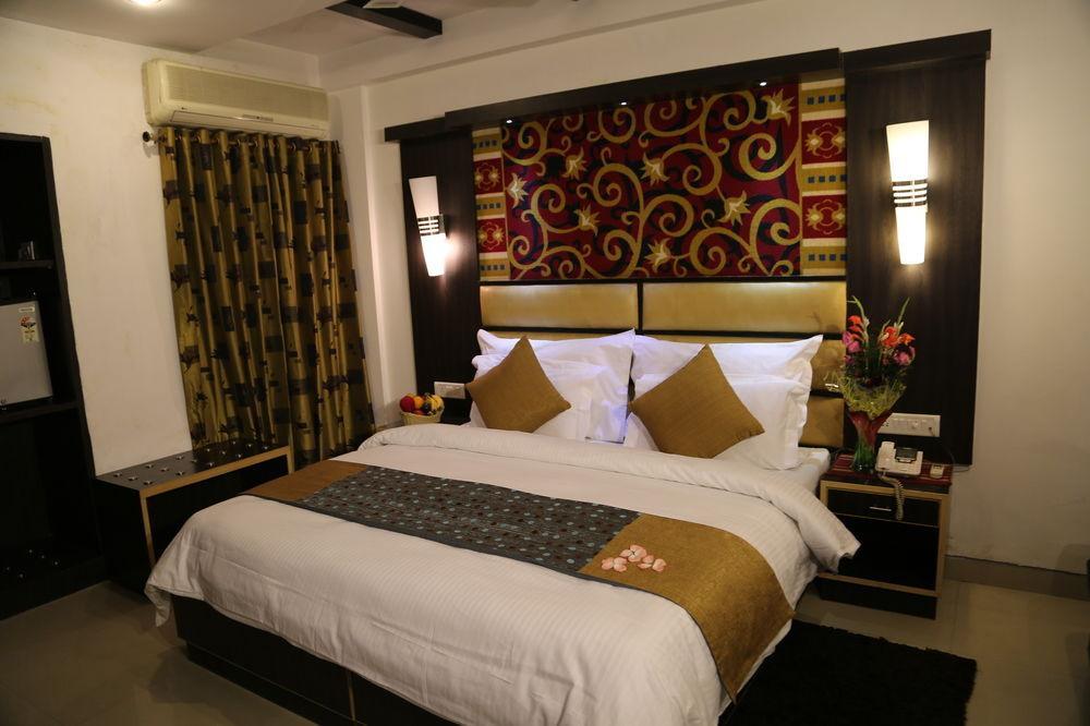 Hotel Sri Nanak Continental Делхи Екстериор снимка
