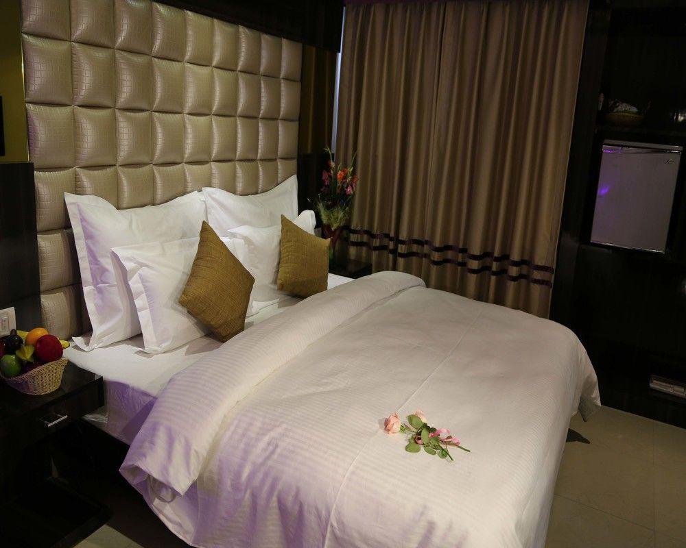 Hotel Sri Nanak Continental Делхи Екстериор снимка