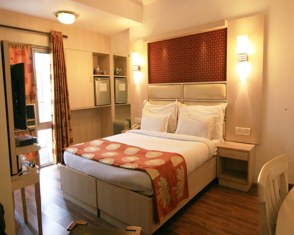 Hotel Sri Nanak Continental Делхи Екстериор снимка