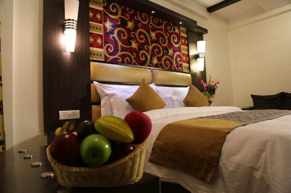 Hotel Sri Nanak Continental Делхи Екстериор снимка