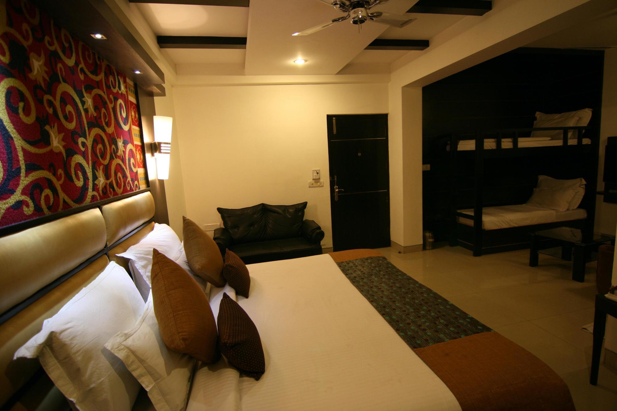 Hotel Sri Nanak Continental Делхи Стая снимка