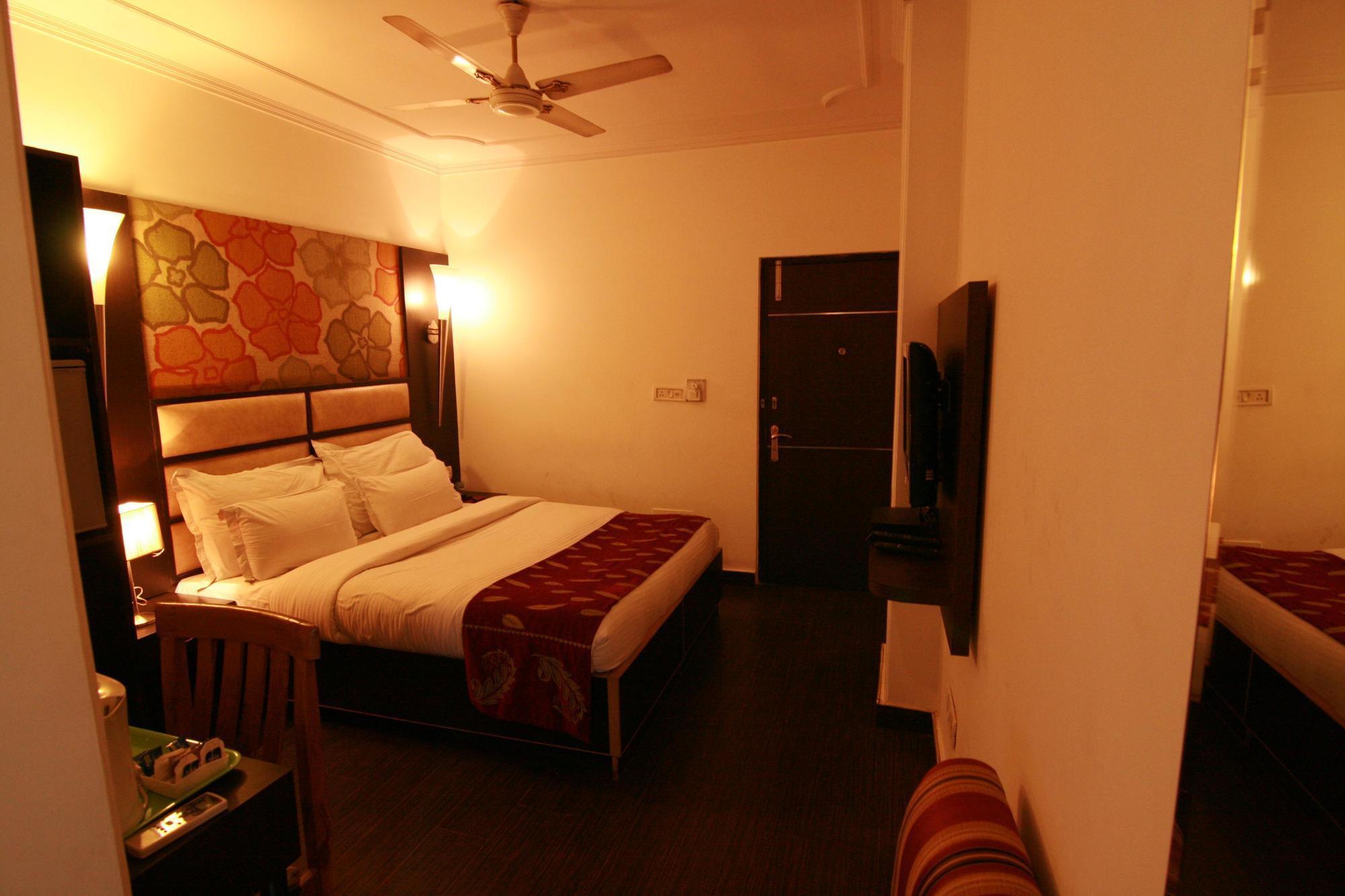 Hotel Sri Nanak Continental Делхи Екстериор снимка
