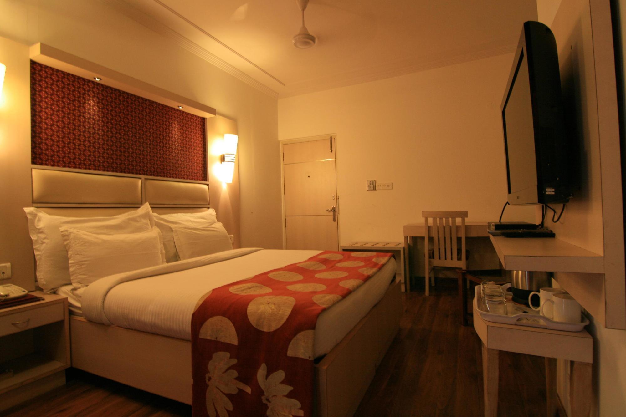 Hotel Sri Nanak Continental Делхи Екстериор снимка