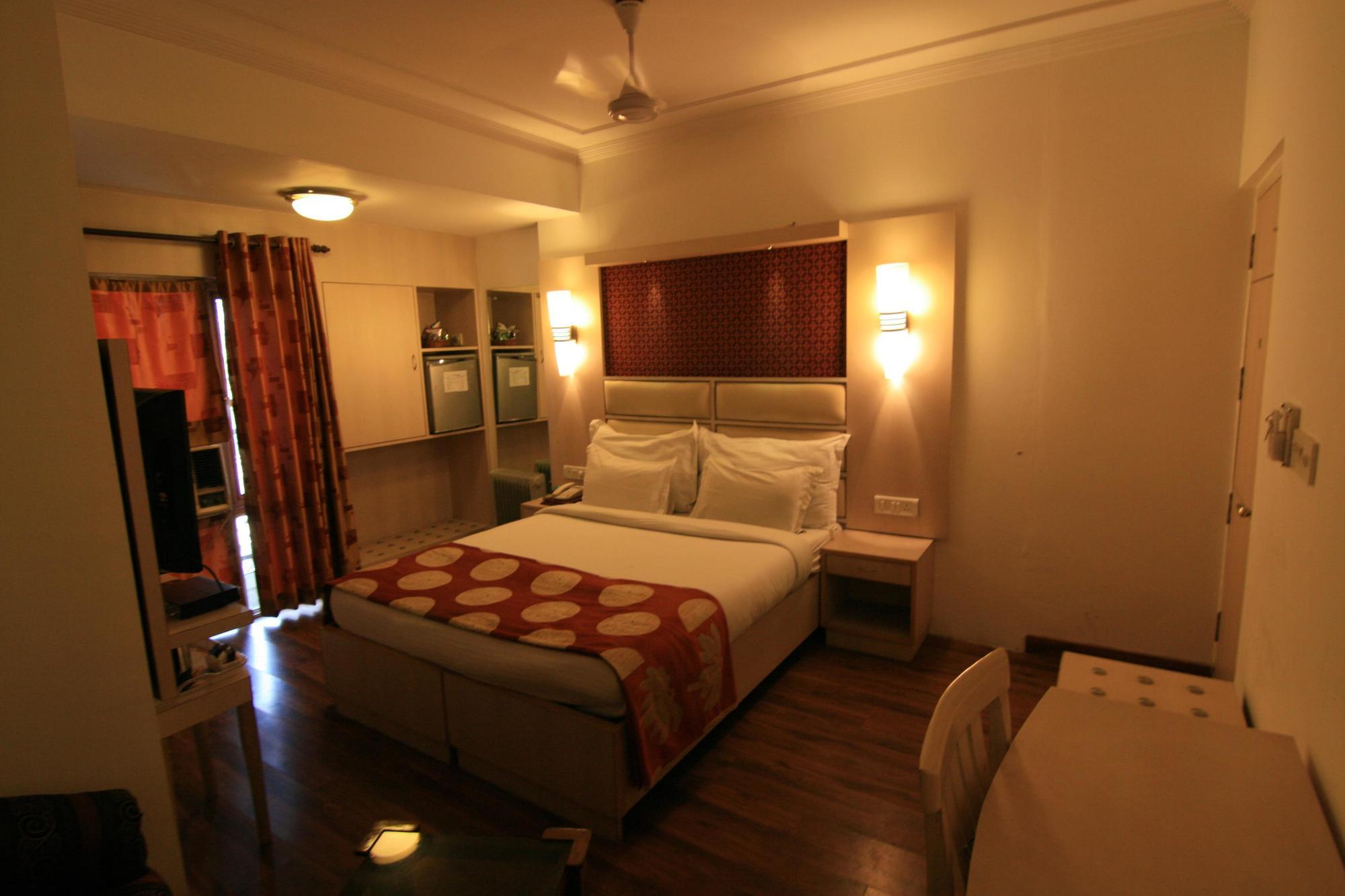 Hotel Sri Nanak Continental Делхи Стая снимка
