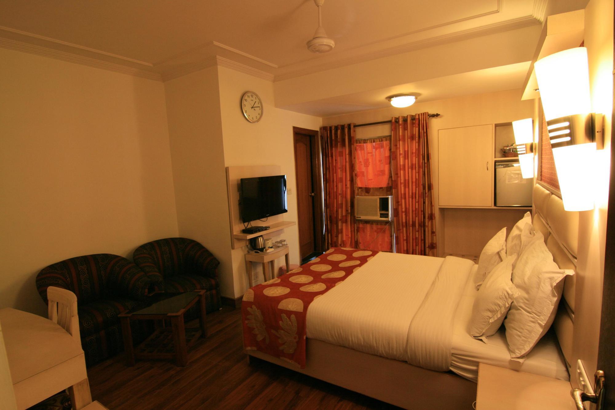 Hotel Sri Nanak Continental Делхи Стая снимка