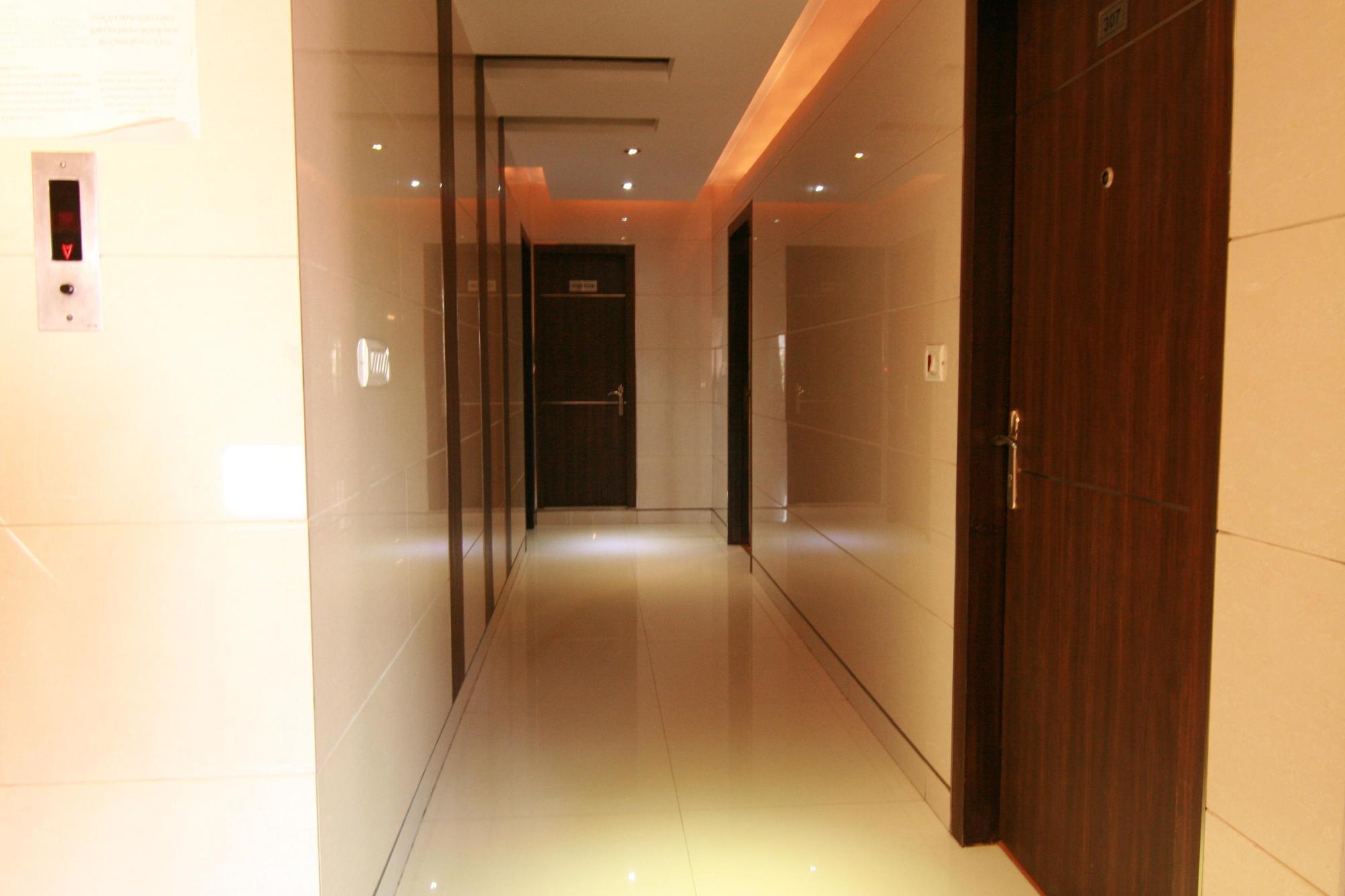 Hotel Sri Nanak Continental Делхи Интериор снимка