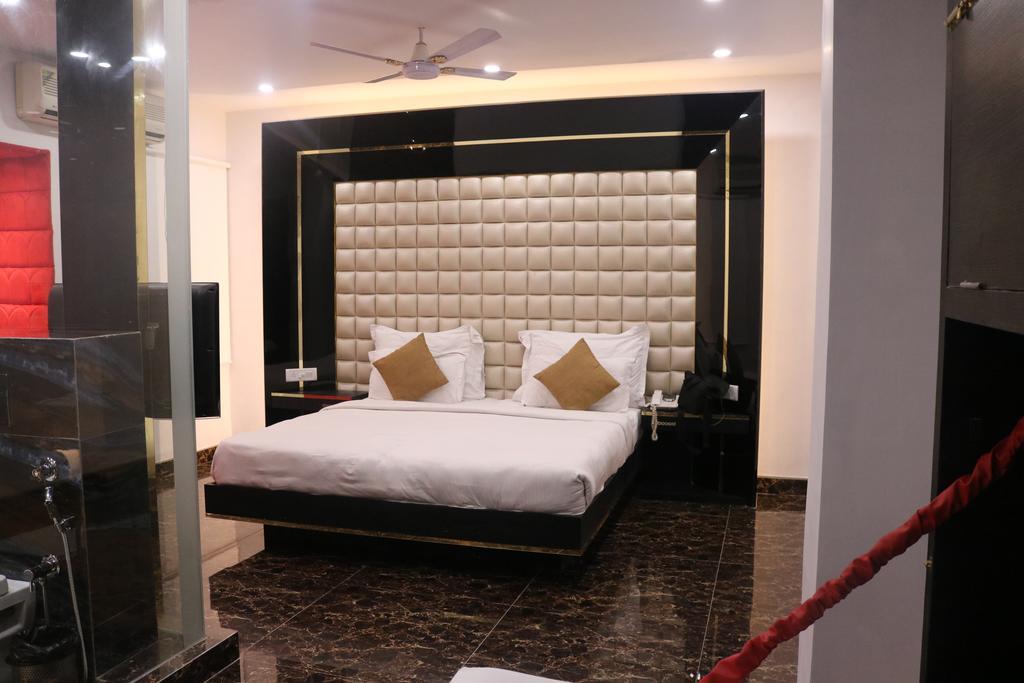 Hotel Sri Nanak Continental Делхи Екстериор снимка
