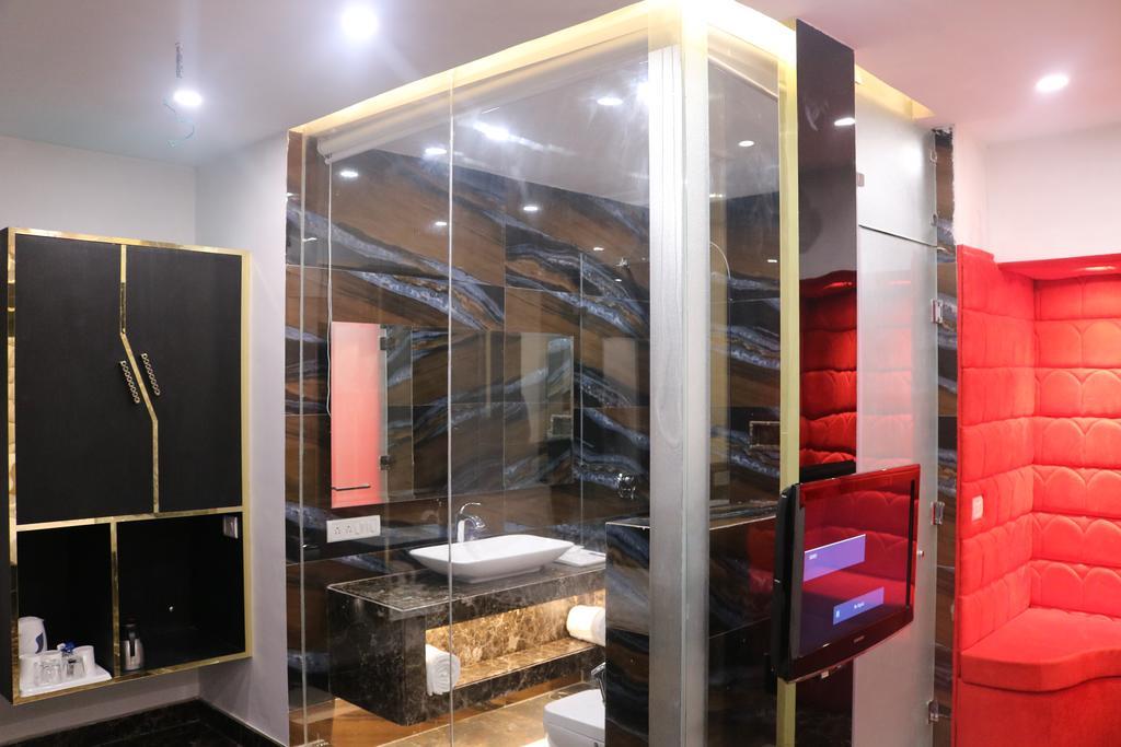 Hotel Sri Nanak Continental Делхи Екстериор снимка