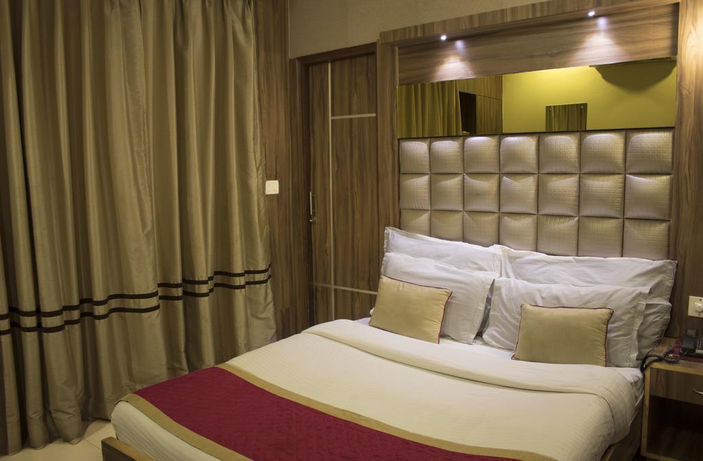 Hotel Sri Nanak Continental Делхи Екстериор снимка