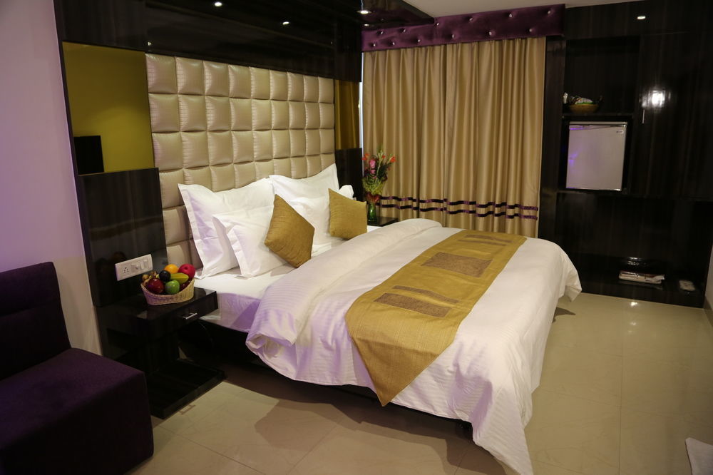 Hotel Sri Nanak Continental Делхи Екстериор снимка