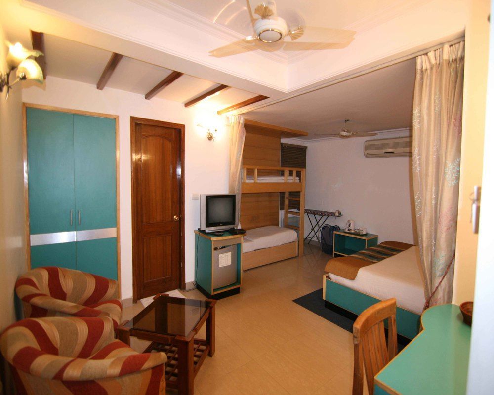 Hotel Sri Nanak Continental Делхи Екстериор снимка