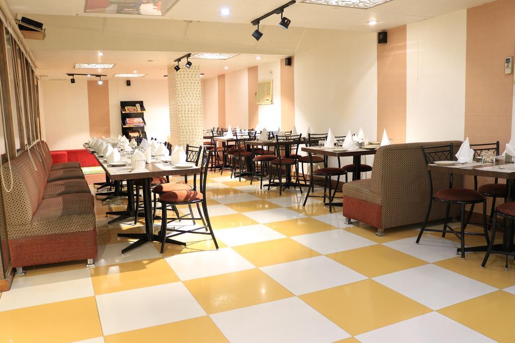 Hotel Sri Nanak Continental Делхи Екстериор снимка