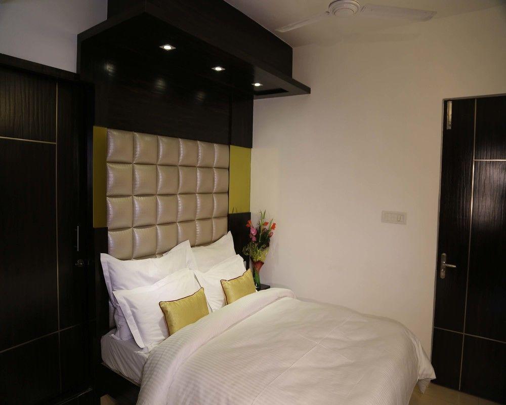 Hotel Sri Nanak Continental Делхи Екстериор снимка