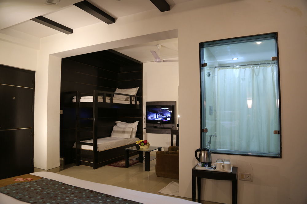 Hotel Sri Nanak Continental Делхи Екстериор снимка