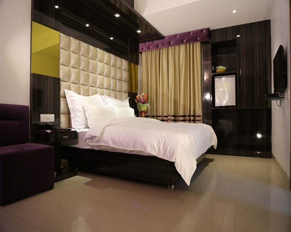 Hotel Sri Nanak Continental Делхи Екстериор снимка
