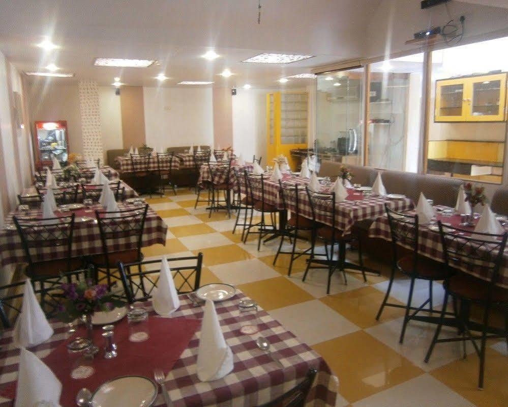 Hotel Sri Nanak Continental Делхи Екстериор снимка