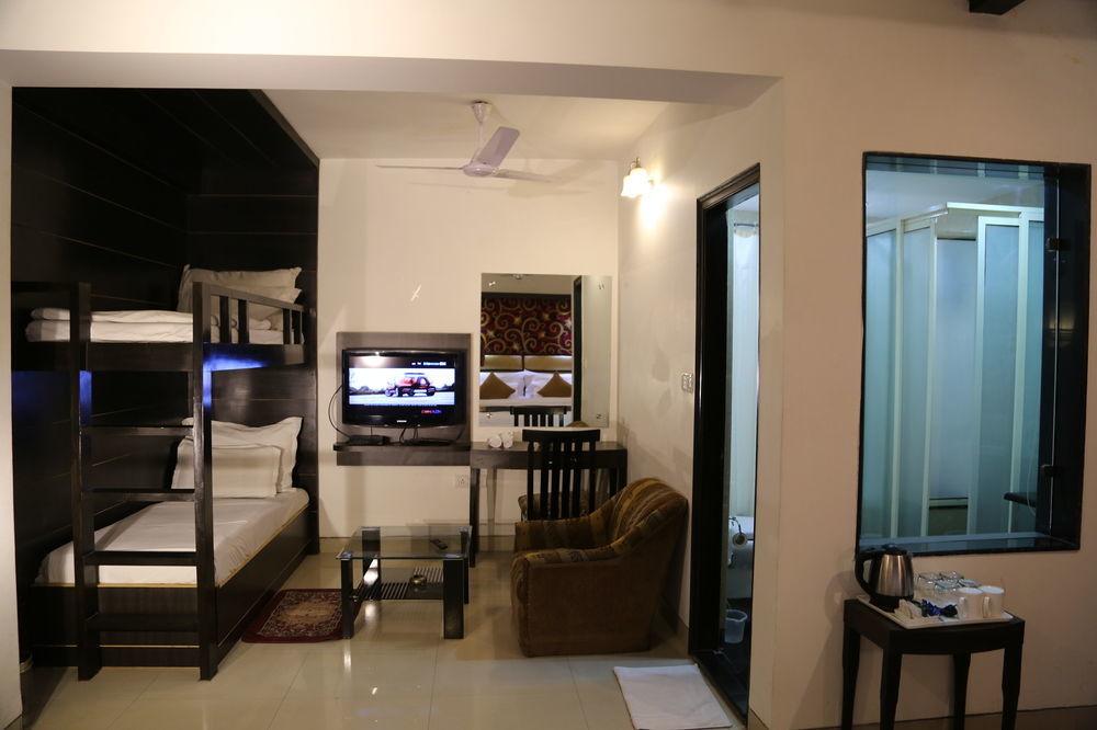 Hotel Sri Nanak Continental Делхи Екстериор снимка