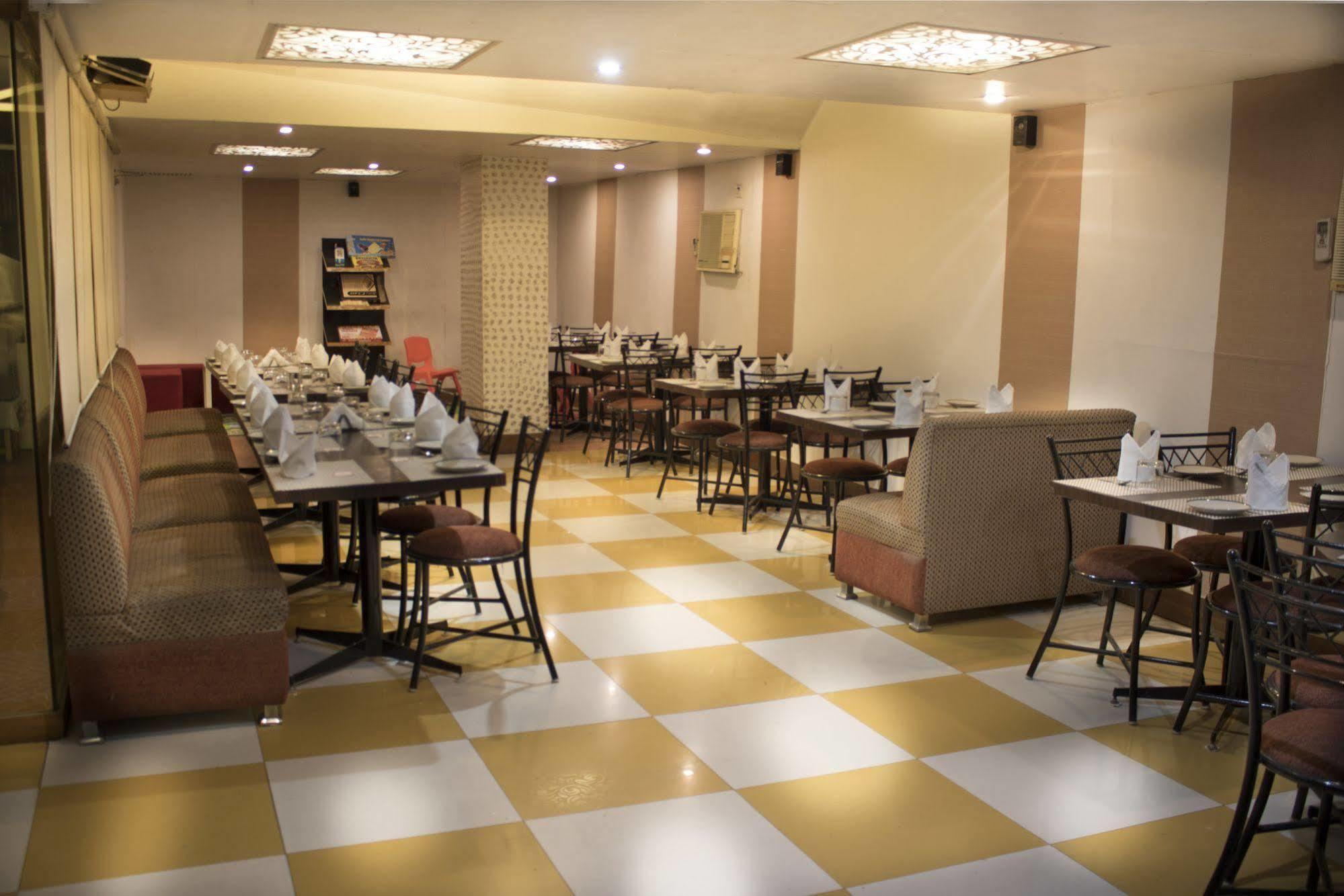 Hotel Sri Nanak Continental Делхи Екстериор снимка