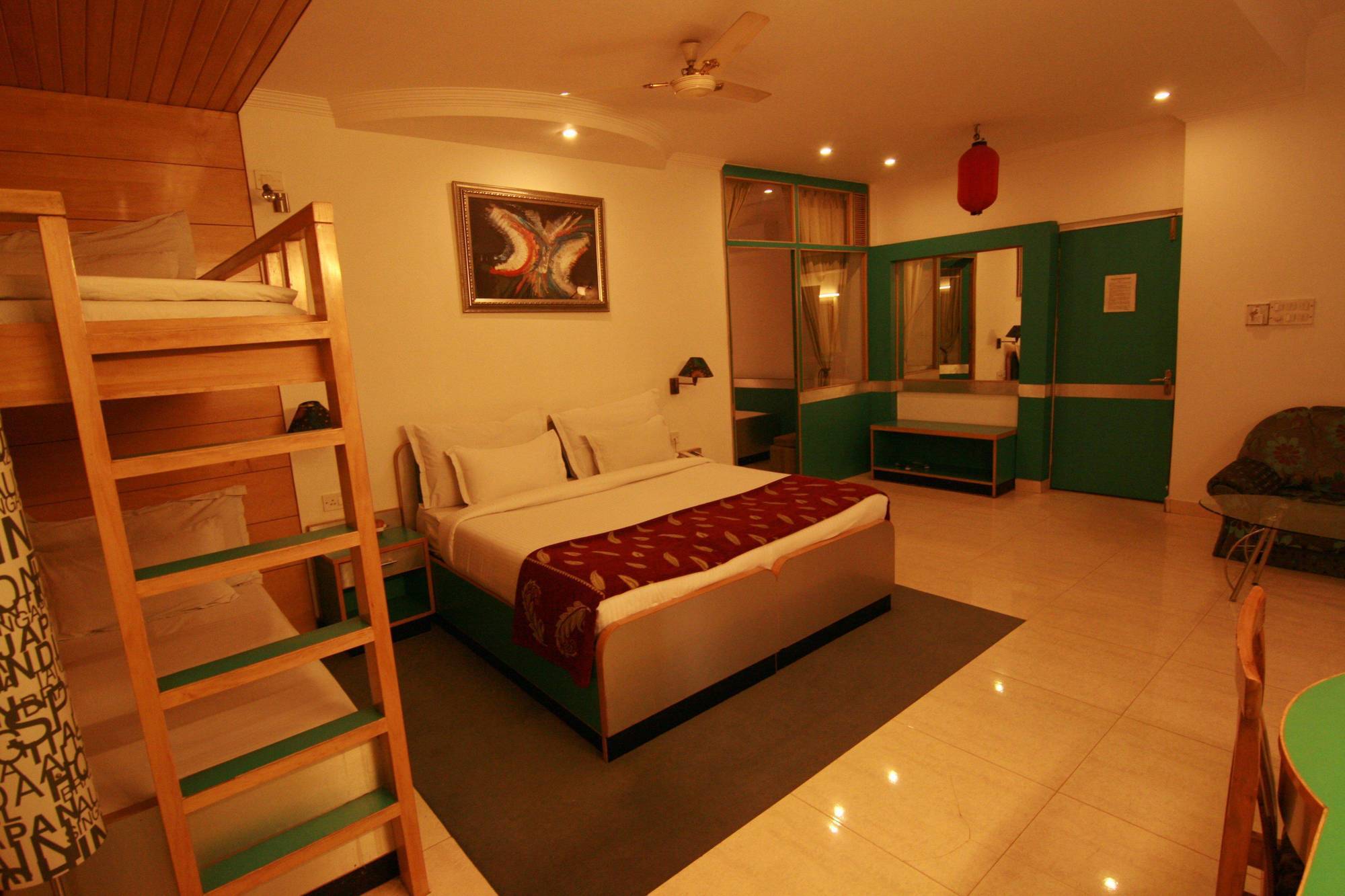 Hotel Sri Nanak Continental Делхи Екстериор снимка