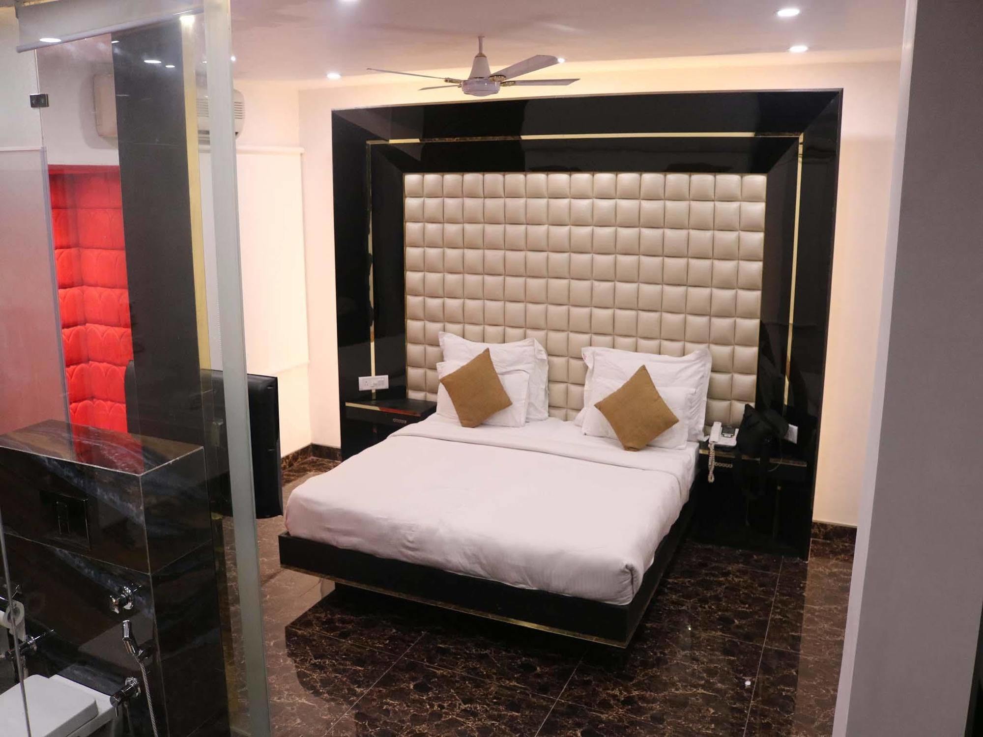 Hotel Sri Nanak Continental Делхи Екстериор снимка