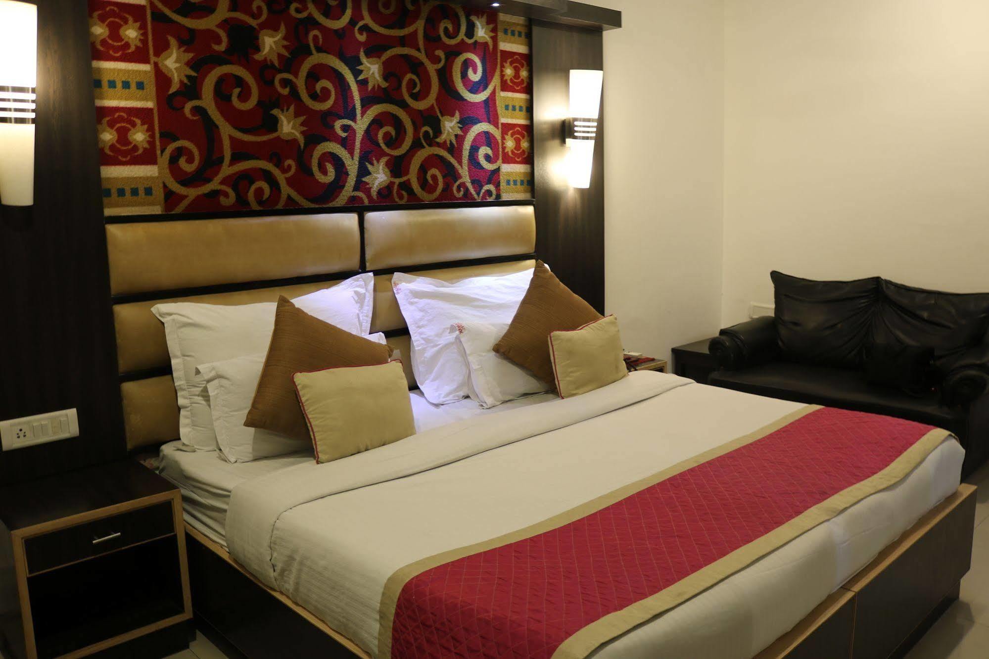 Hotel Sri Nanak Continental Делхи Екстериор снимка