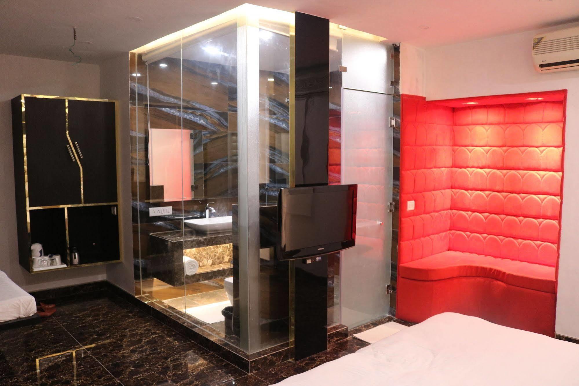 Hotel Sri Nanak Continental Делхи Екстериор снимка
