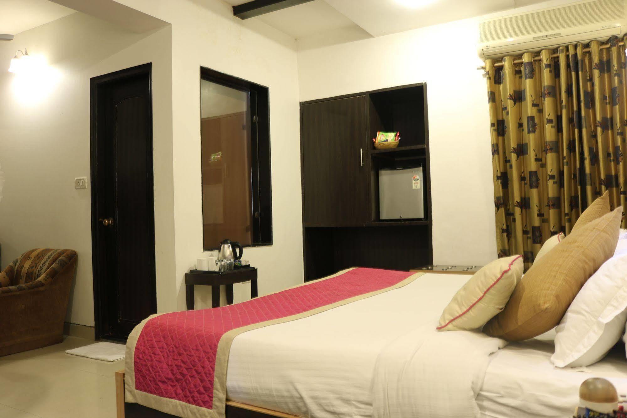 Hotel Sri Nanak Continental Делхи Екстериор снимка