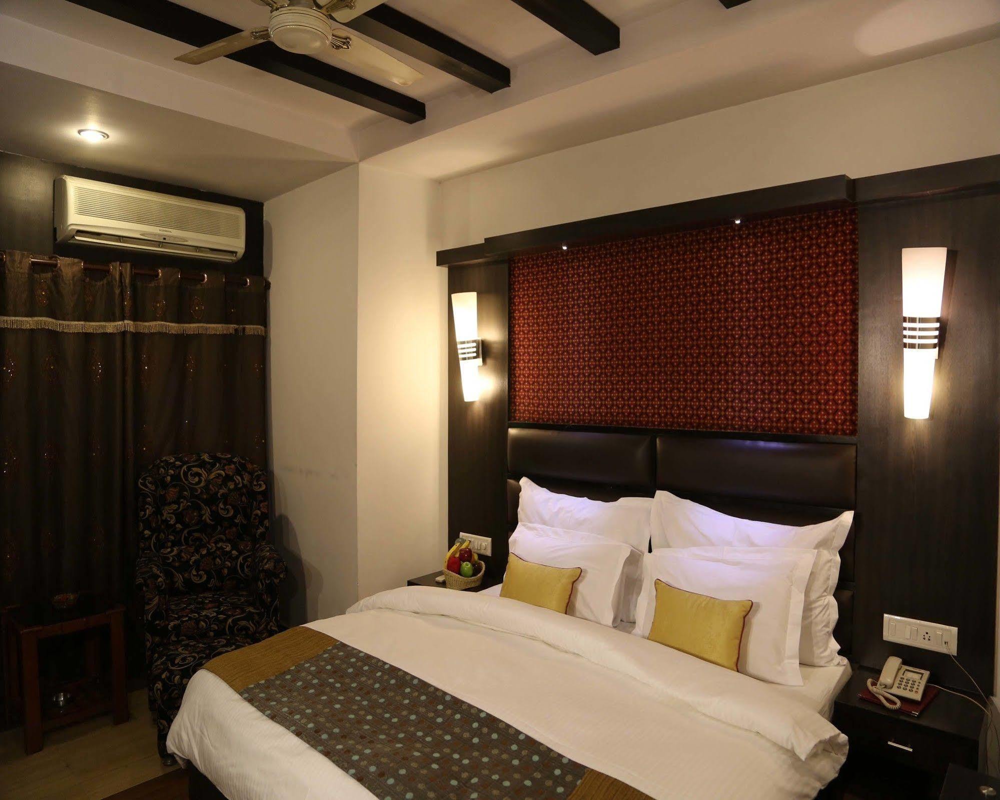 Hotel Sri Nanak Continental Делхи Екстериор снимка