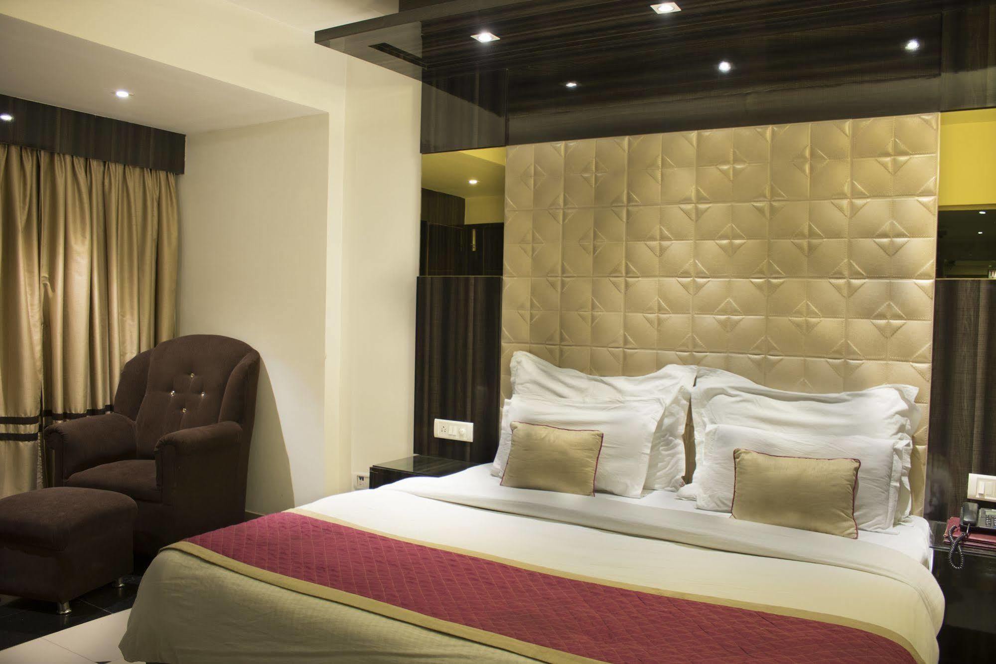Hotel Sri Nanak Continental Делхи Екстериор снимка