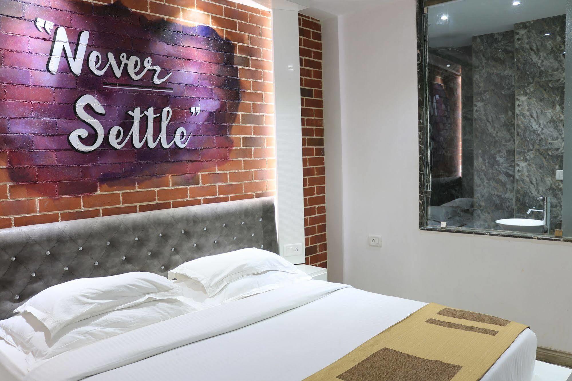 Hotel Sri Nanak Continental Делхи Екстериор снимка