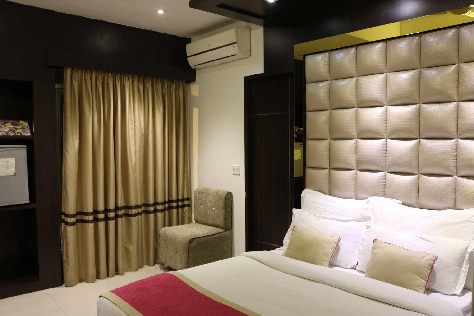 Hotel Sri Nanak Continental Делхи Екстериор снимка
