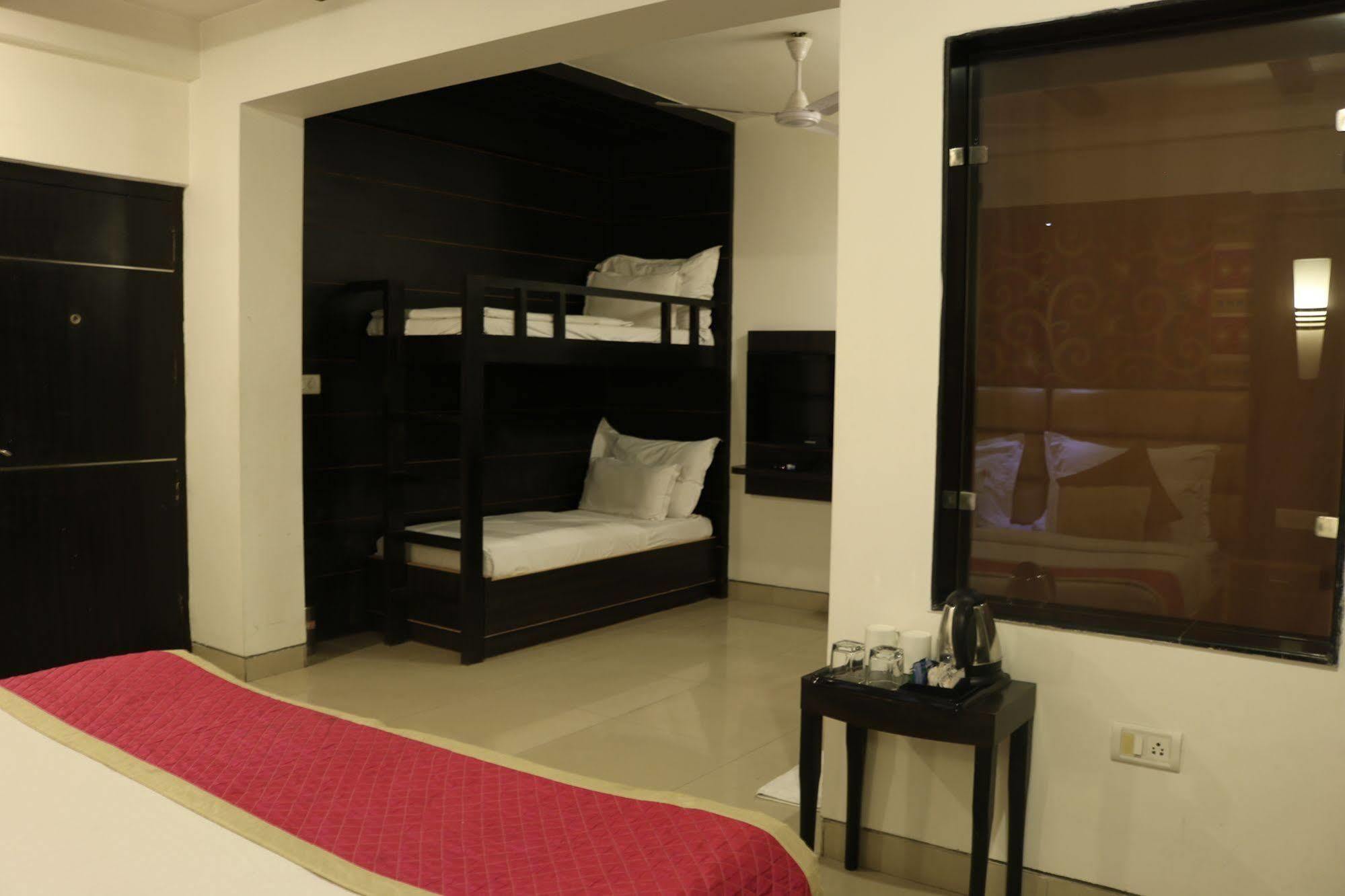 Hotel Sri Nanak Continental Делхи Екстериор снимка