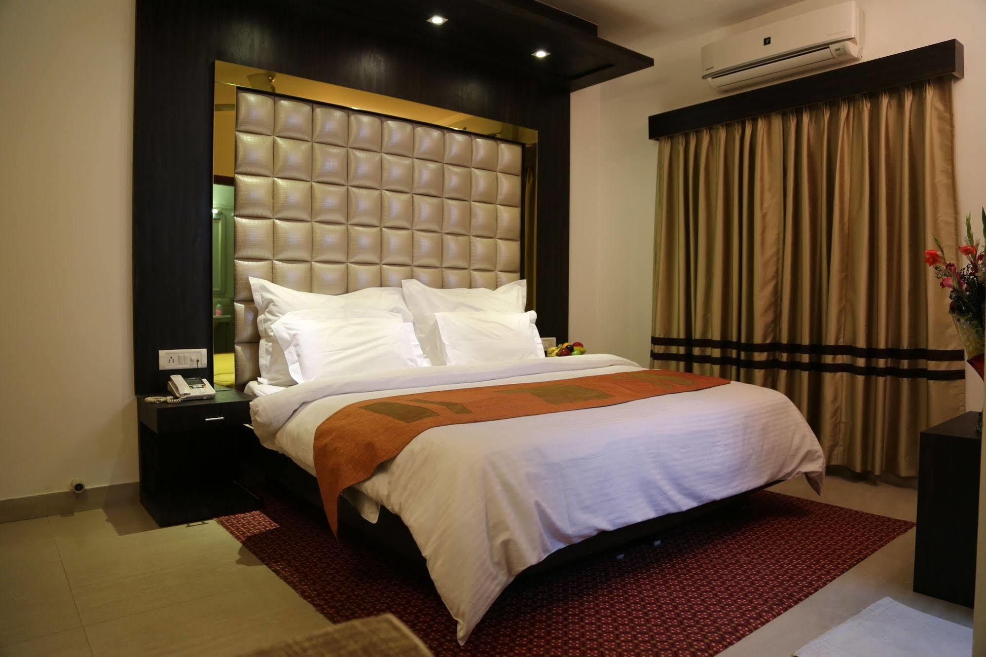 Hotel Sri Nanak Continental Делхи Екстериор снимка
