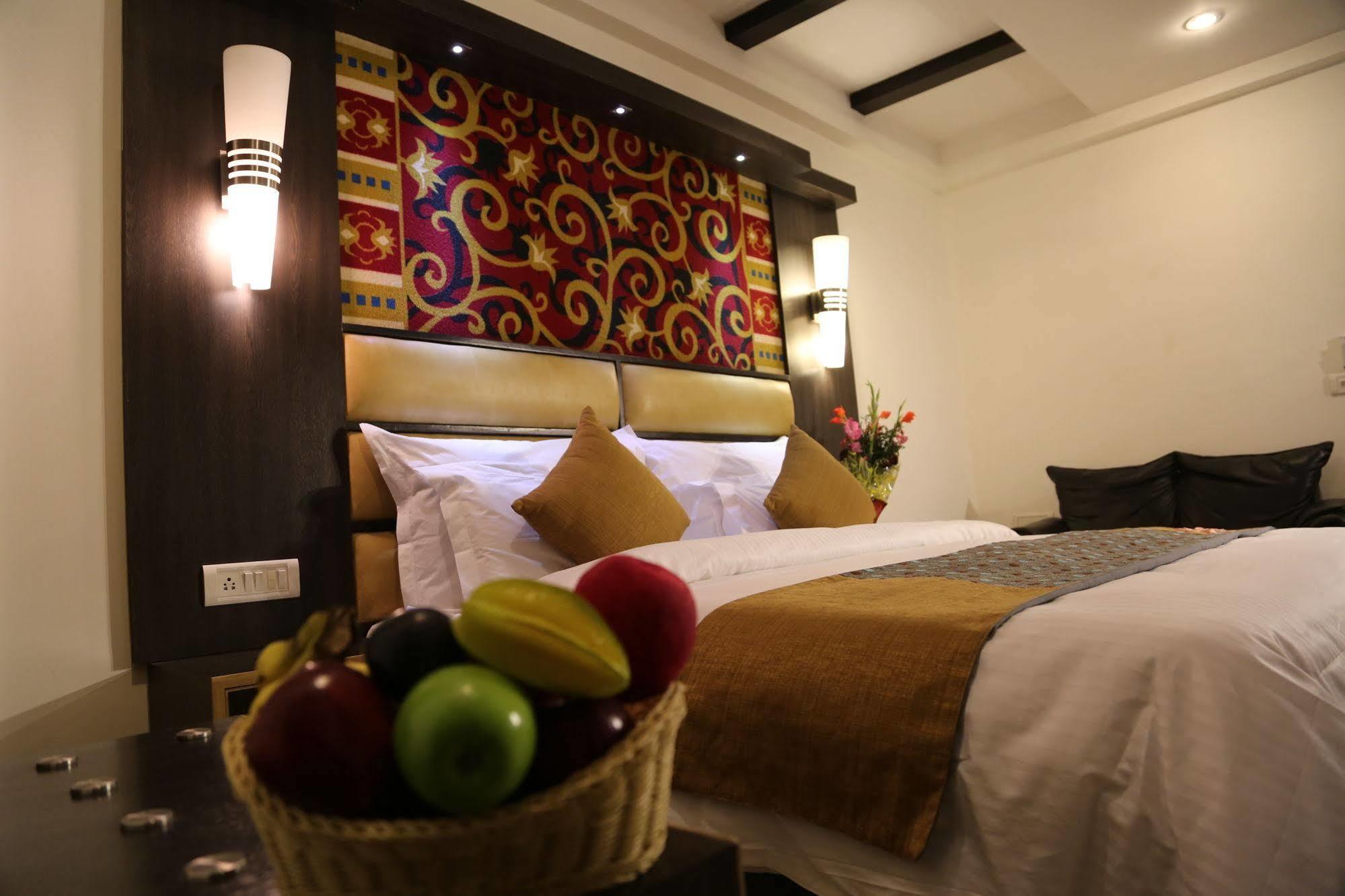 Hotel Sri Nanak Continental Делхи Екстериор снимка