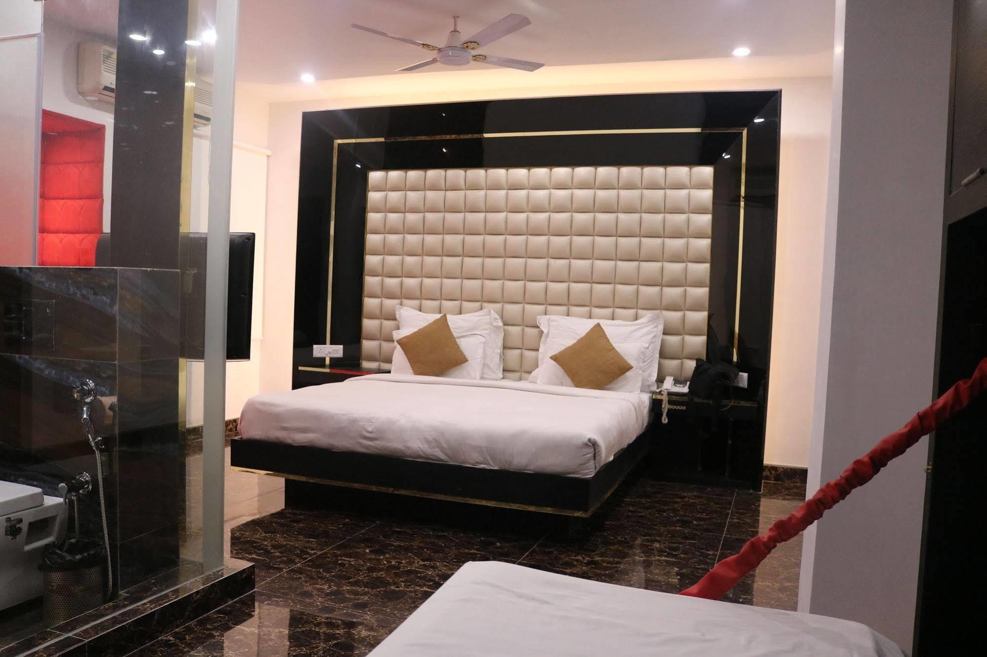 Hotel Sri Nanak Continental Делхи Екстериор снимка