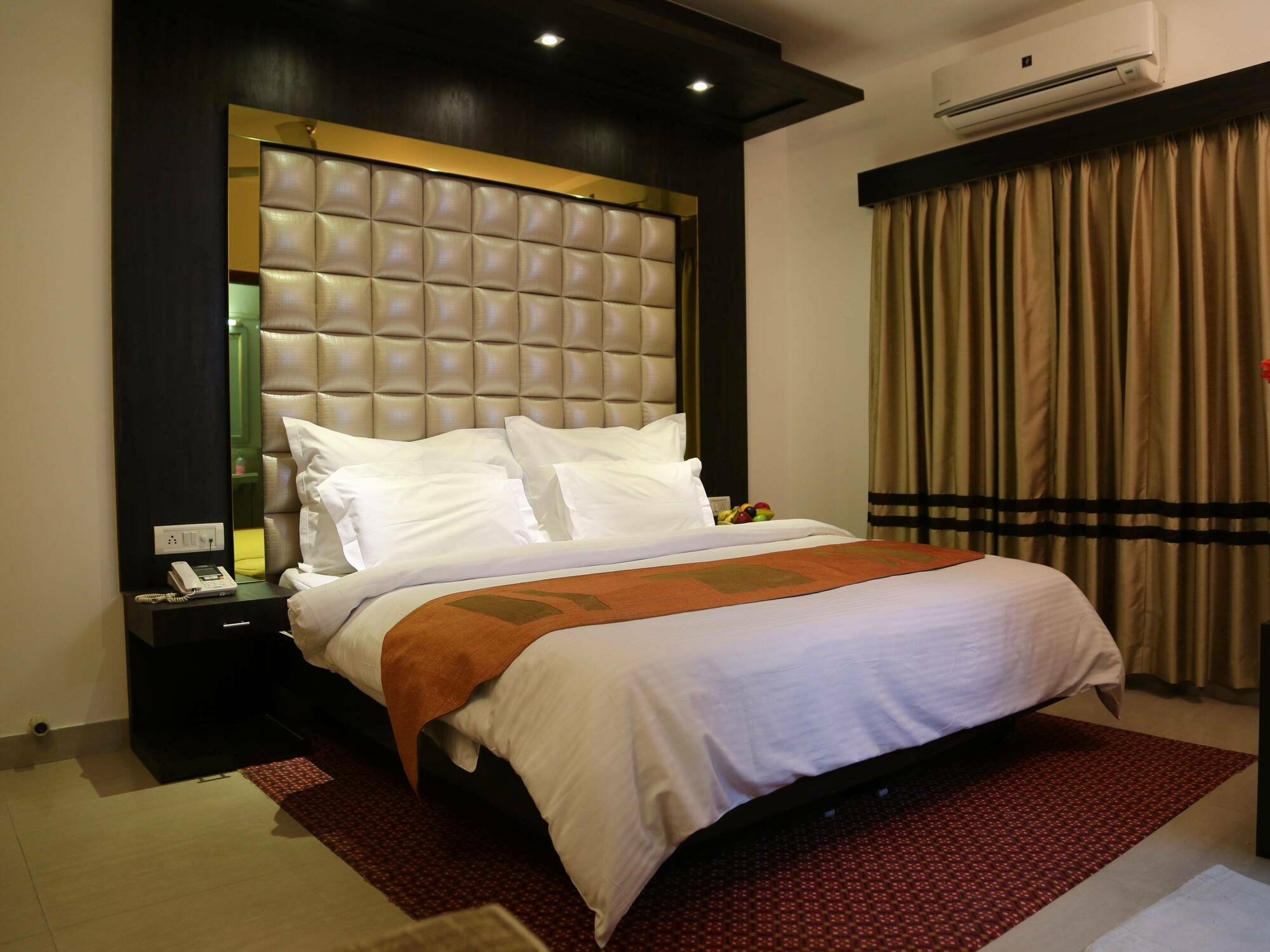 Hotel Sri Nanak Continental Делхи Екстериор снимка