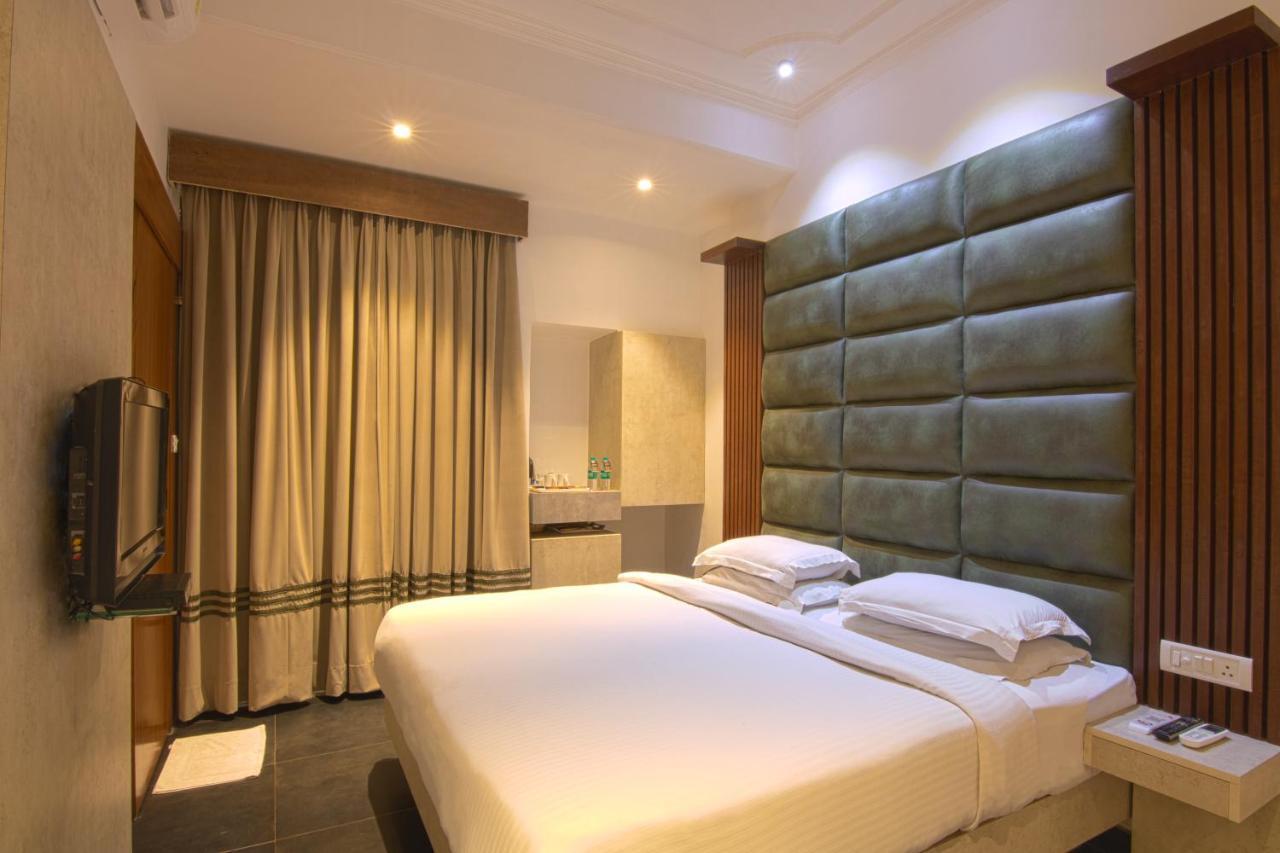 Hotel Sri Nanak Continental Делхи Екстериор снимка