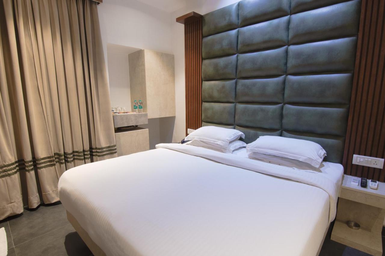 Hotel Sri Nanak Continental Делхи Екстериор снимка