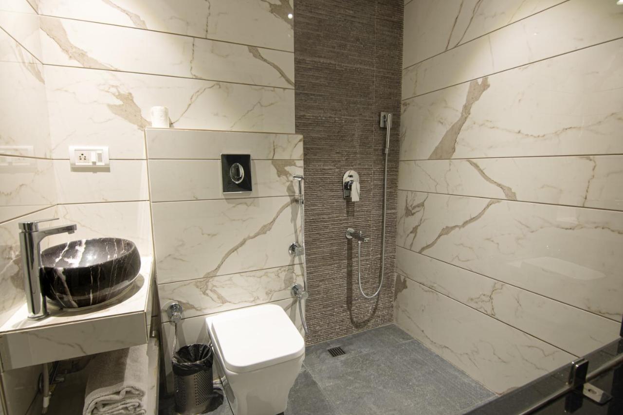 Hotel Sri Nanak Continental Делхи Екстериор снимка